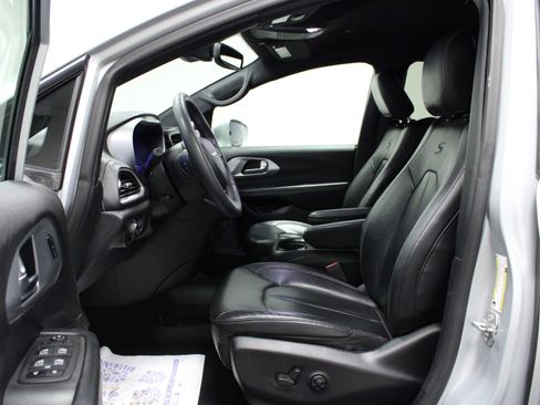 Used 2022 Chrysler Pacifica Touring-L w/ Uconnect Theater Family Group FWD image 12