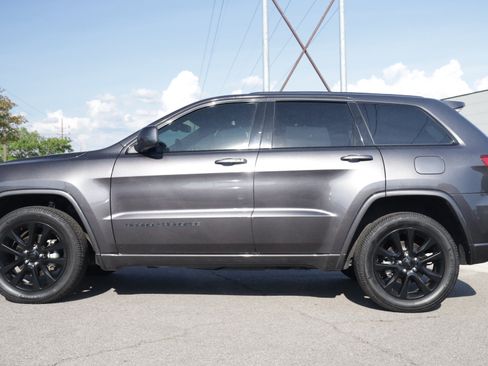 Used 2019 Jeep Grand Cherokee Altitude AWD/4WD image 2