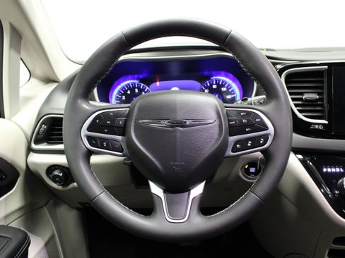 Used 2024 Chrysler Pacifica Touring-L FWD image 22