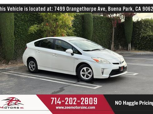 Used 2015 Toyota Prius Four FWD image 2