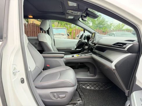 Used 2021 Toyota Sienna XSE w/ XSE Plus Package FWD image 32