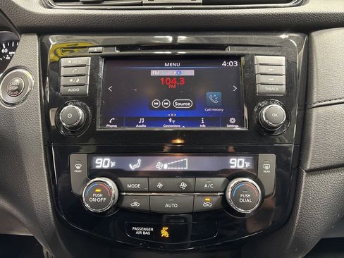 Used 2018 Nissan Rogue SV image 18
