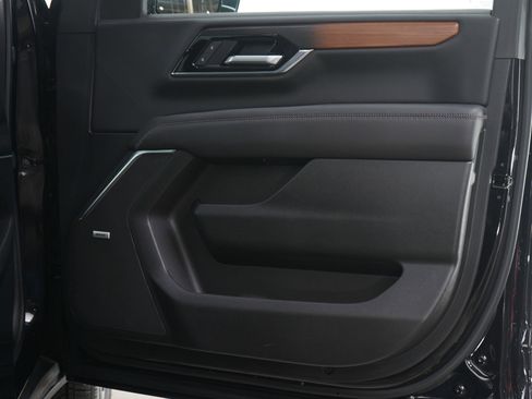 Used 2025 GMC Yukon Denali w/ Denali Reserve Package image 12