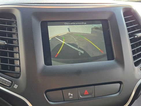 Used 2019 Jeep Cherokee Latitude Plus w/ Comfort/Convenience Group image 24