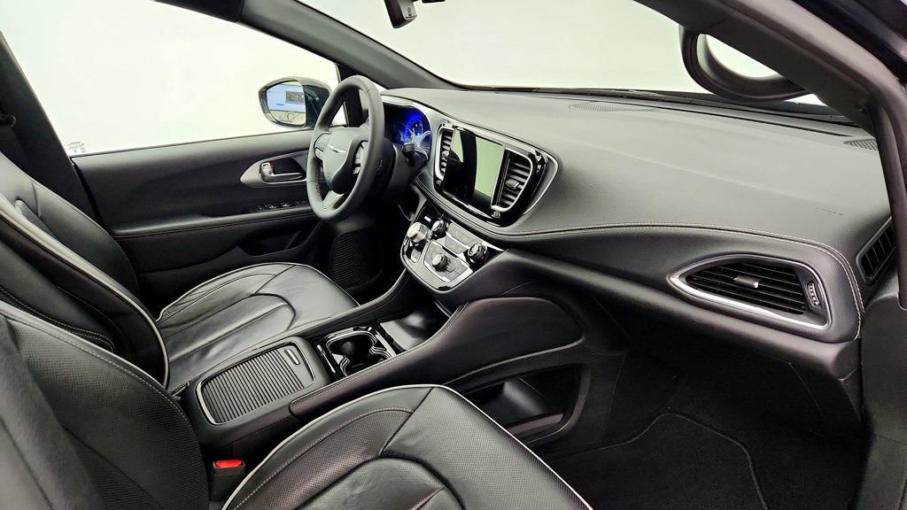 Used 2025 Chrysler Pacifica Limited FWD image 29
