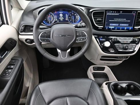 Used 2024 Chrysler Pacifica Touring-L FWD image 16