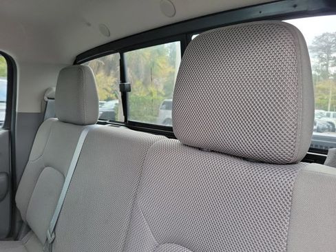 Used 2014 Nissan Frontier SV image 11