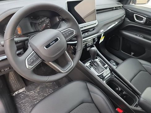 New 2026 Jeep Compass Latitude image 11