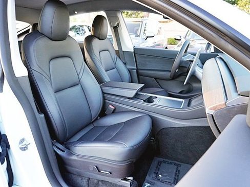 Used 2022 Tesla Model Y Long Range image 14