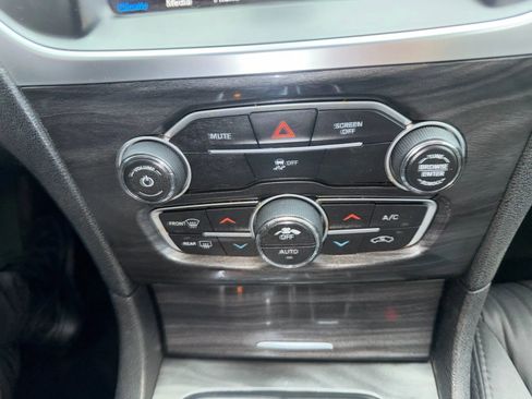 Used 2018 Chrysler 300 Touring w/ Chrome Appearance Package image 18