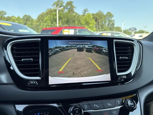 Used 2025 Chrysler Pacifica Select FWD image 18