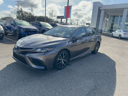 Used 2023 Toyota Camry SE image 2