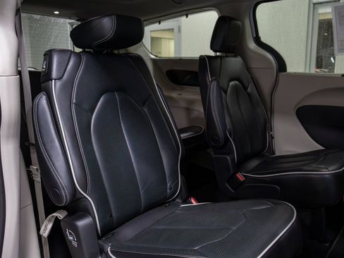 Used 2023 Chrysler Pacifica Limited image 13