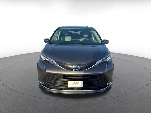 Used 2024 Toyota Sienna XLE image 3