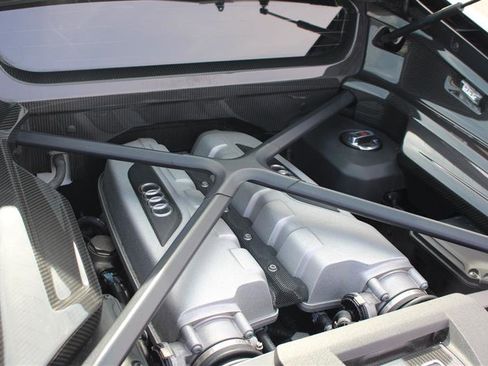 Used 2018 Audi R8 V10 w/ Carbon Exterior Package image 25
