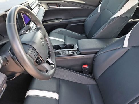 Used 2025 Toyota Camry SE FWD image 15