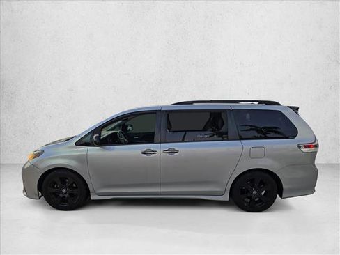 Used 2020 Toyota Sienna SE Premium w/ Nightshade Edition FWD image 3