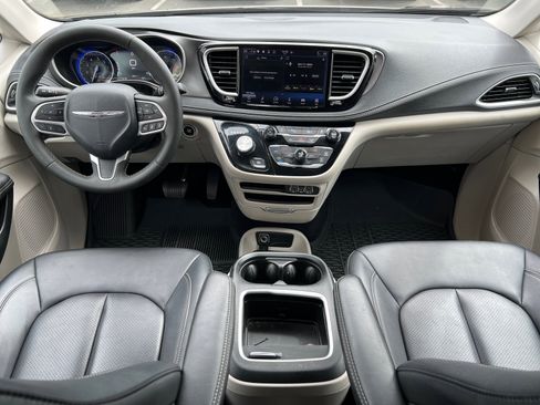 Certified 2024 Chrysler Pacifica Touring-L image 27