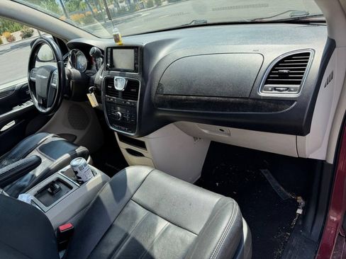Used 2014 Chrysler Town & Country Touring FWD image 19