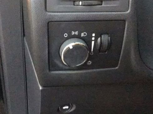 Used 2014 Dodge Challenger SXT image 13