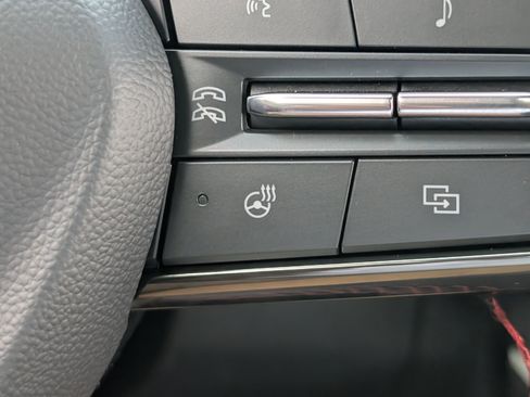 Used 2025 Chevrolet Equinox EV RS FWD image 34