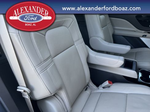 Used 2022 Lincoln Aviator Reserve w/ Equipment Group 201A image 17