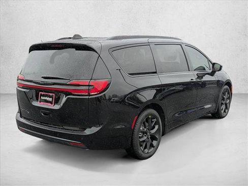 New 2026 Chrysler Pacifica Select image 5