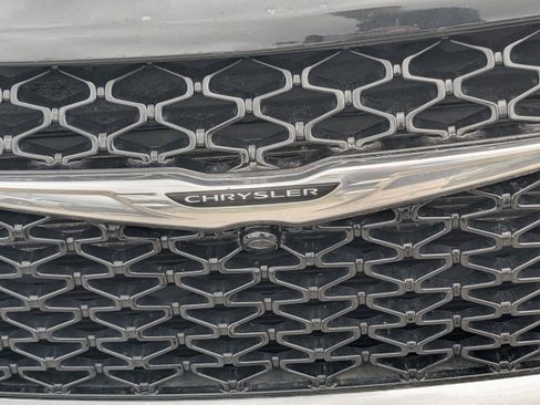 Used 2023 Chrysler Pacifica Touring-L FWD image 10
