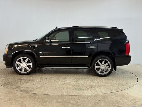 Used 2011 Cadillac Escalade Luxury AWD/4WD image 2