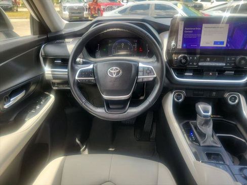 Certified 2024 Toyota Grand Highlander XLE FWD image 17