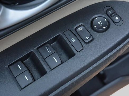 Used 2018 Honda CR-V LX image 9