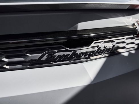 Used 2025 Lamborghini Urus Performante AWD/4WD image 12