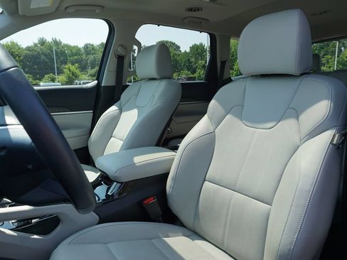 Used 2025 Kia Telluride EX w/ EX Captain's Chair Package FWD image 11