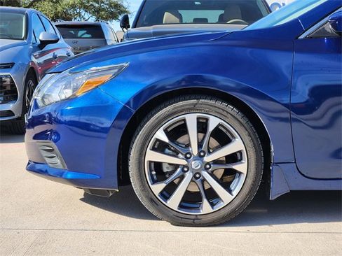 Used 2017 Nissan Altima 2.5 SR w/ LED Appearance Package image 6