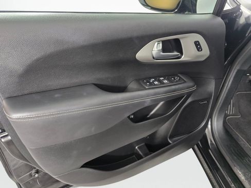 Used 2023 Chrysler Pacifica Limited w/ Uconnect Theater Family Group FWD image 21