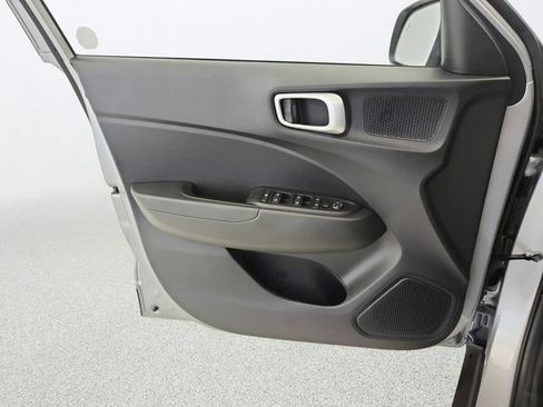 Used 2025 Hyundai Venue SEL FWD image 21