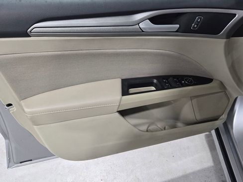 Used 2020 Ford Fusion SE image 25