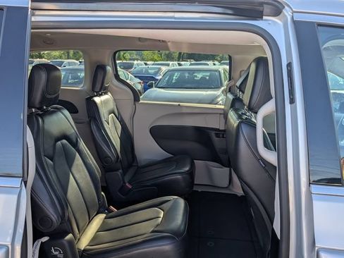 Used 2024 Chrysler Pacifica Touring-L FWD image 11