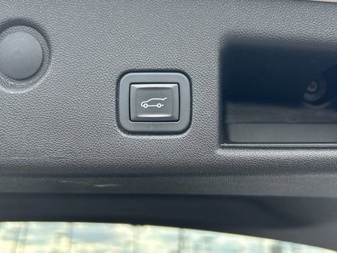Used 2018 Chevrolet Equinox Premier AWD/4WD image 18