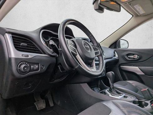 Used 2018 Jeep Cherokee Latitude Plus w/ Comfort/Convenience Group image 10