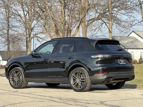 Certified 2023 Porsche Cayenne Platinum Edition image 3