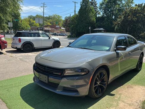 Used 2018 Dodge Charger SXT w/ Blacktop Package RWD image 3