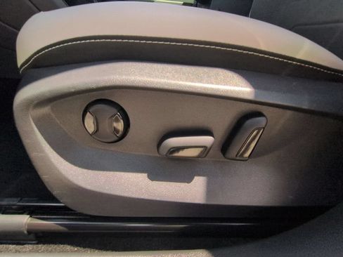 Used 2025 Volkswagen Taos SE FWD image 14