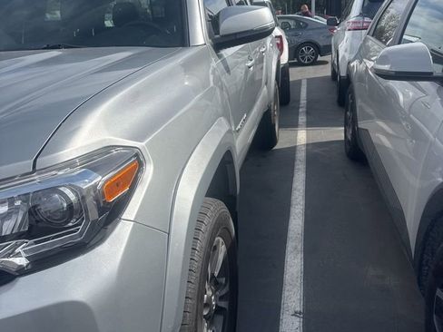 Used 2018 Toyota Tacoma TRD Sport RWD image 2