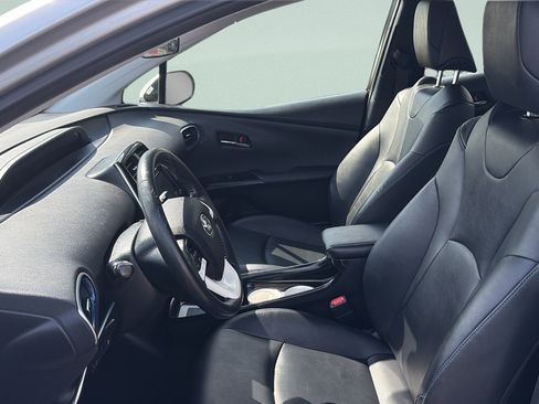 Used 2016 Toyota Prius Three Touring FWD image 9