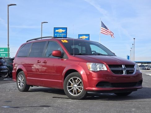 Used 2016 Dodge Grand Caravan SE image 2