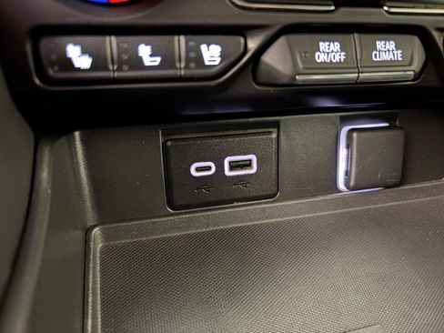 Used 2024 Chevrolet Suburban Premier image 32