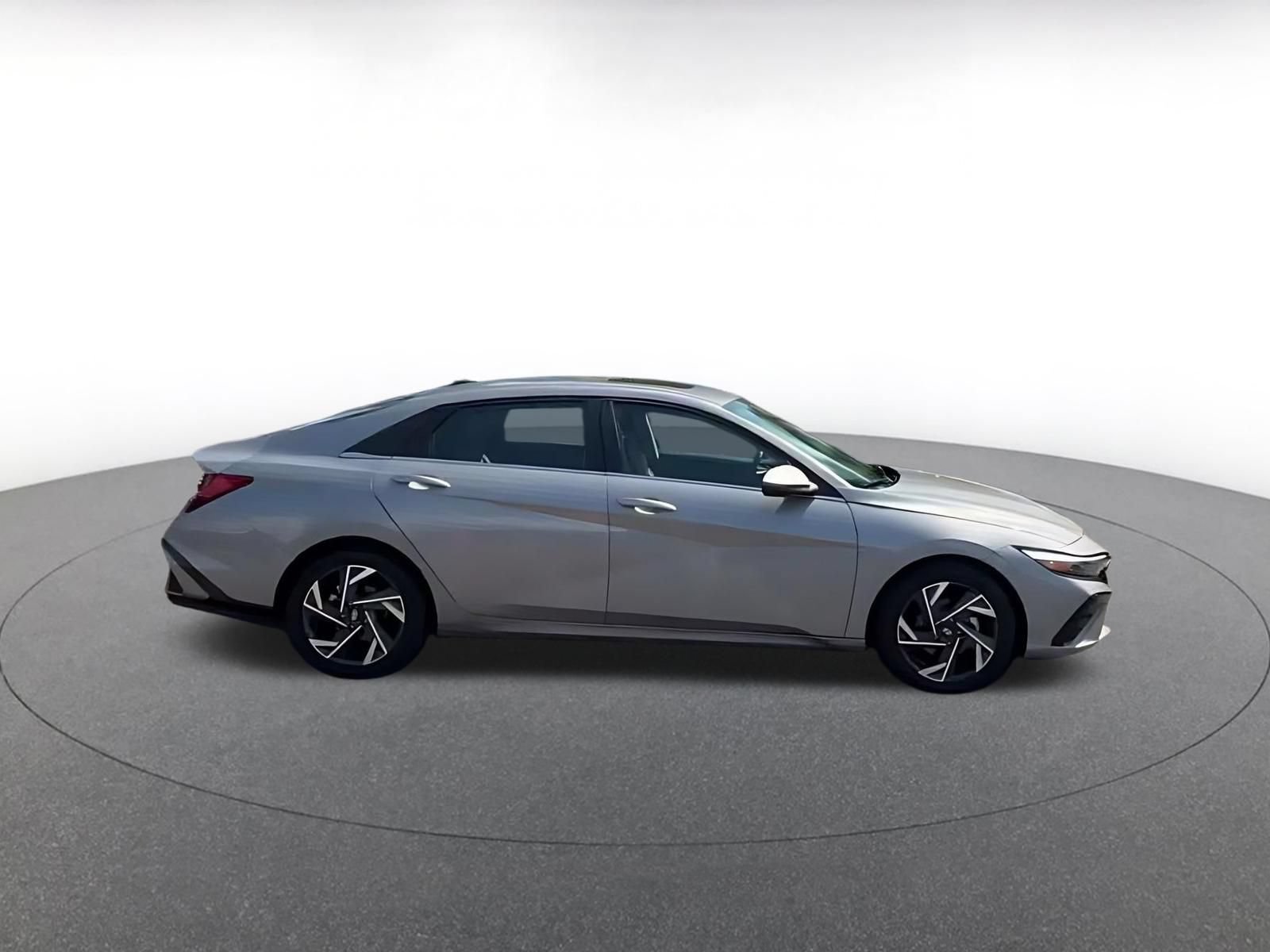 Used 2025 Hyundai Elantra Limited FWD image 10