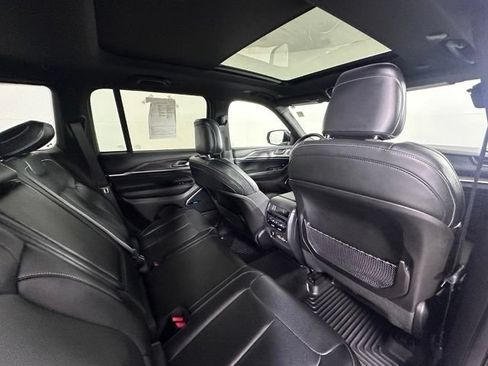 Used 2022 Jeep Grand Cherokee Overland AWD/4WD image 13