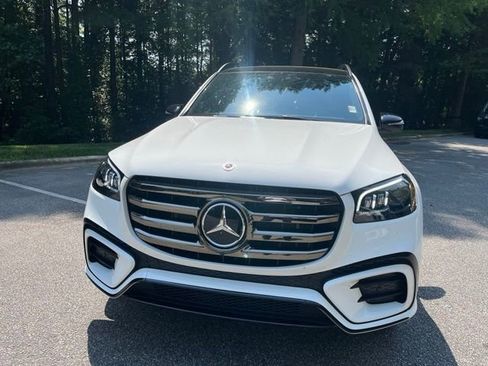 Used 2024 Mercedes-Benz GLS 450 4MATIC image 3